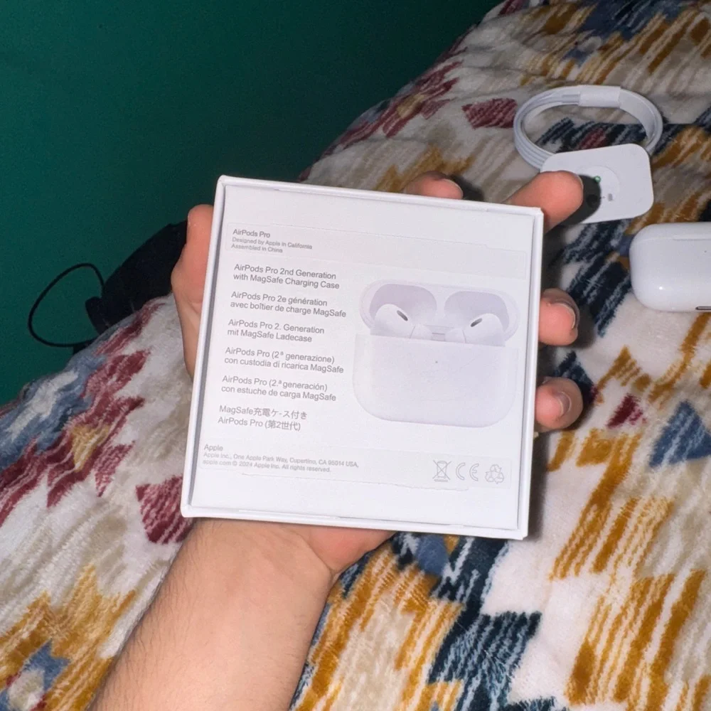 Apple airpods 2nd gen with charging case